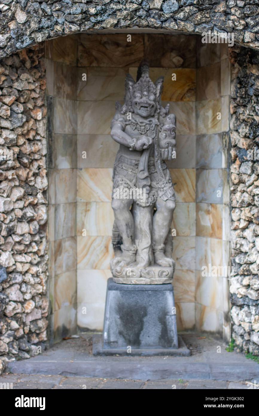 Tropischer Garten oder Park auf einer Insel. Große Statuen des hinduistischen Glaubens und zur Dekoration eines Innenraums. Bali, Indonesien Stockfoto Tropischer Garten oder Park auf einer Insel. Große Statuen des hinduistischen Glaubens und zur Dekoration eines Innenraums. Bali, Indonesien Stockfoto