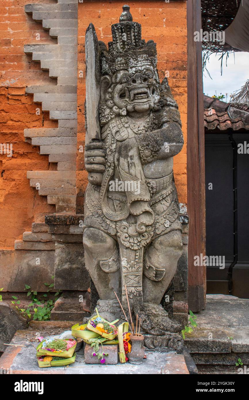 Tropischer Garten oder Park auf einer Insel. Große Statuen des hinduistischen Glaubens und zur Dekoration eines Innenraums. Bali, Indonesien Stockfoto Tropischer Garten oder Park auf einer Insel. Große Statuen des hinduistischen Glaubens und zur Dekoration eines Innenraums. Bali, Indonesien Stockfoto