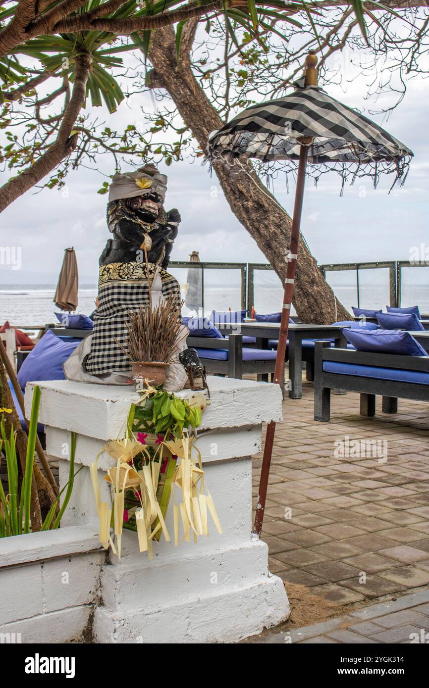 Tropischer Garten oder Park auf einer Insel. Große Statuen des hinduistischen Glaubens und zur Dekoration eines Innenraums. Bali, Indonesien Stockfoto Tropischer Garten oder Park auf einer Insel. Große Statuen des hinduistischen Glaubens und zur Dekoration eines Innenraums. Bali, Indonesien Stockfoto