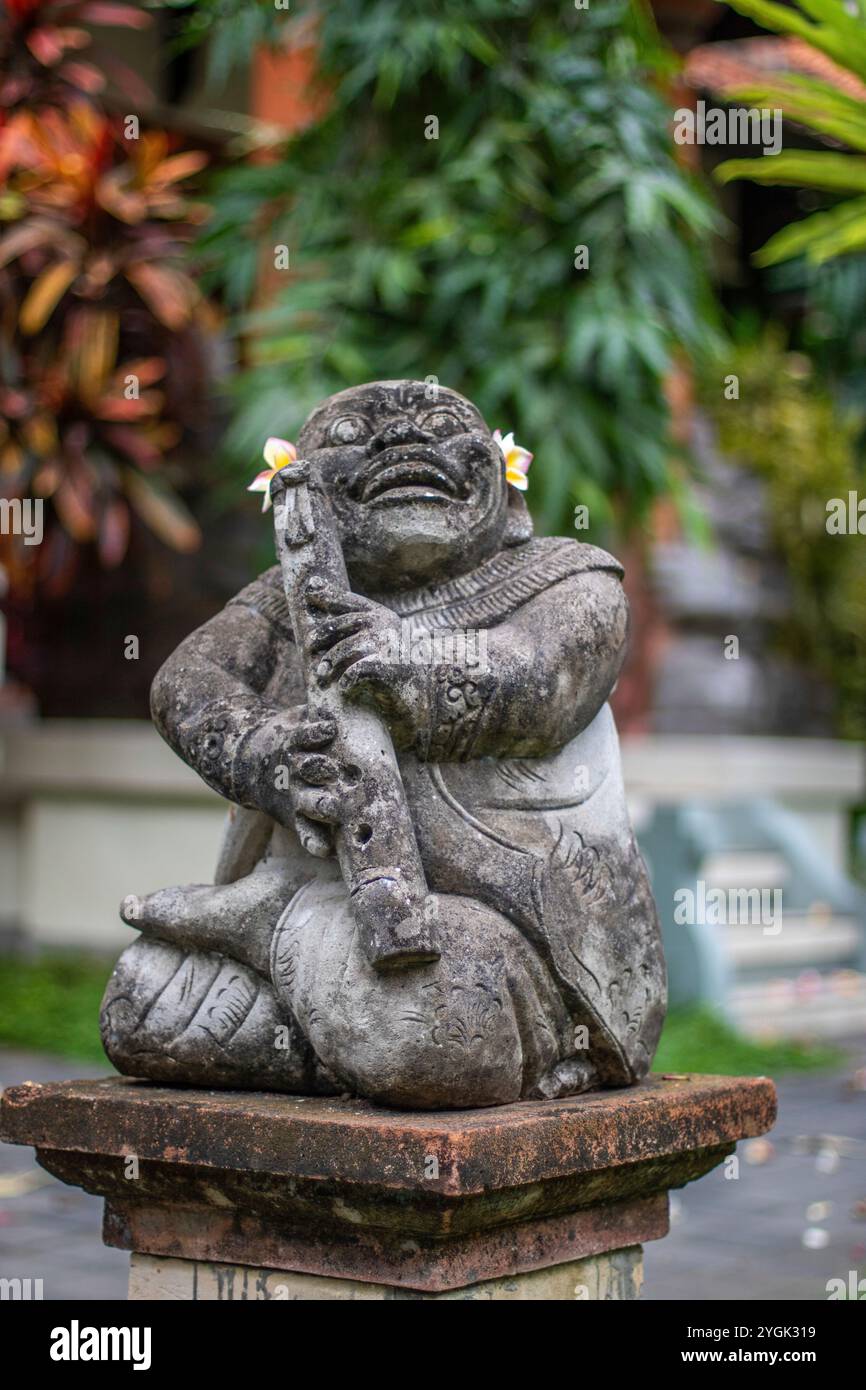 Tropischer Garten oder Park auf einer Insel. Große Statuen des hinduistischen Glaubens und zur Dekoration eines Innenraums. Bali, Indonesien Stockfoto Tropischer Garten oder Park auf einer Insel. Große Statuen des hinduistischen Glaubens und zur Dekoration eines Innenraums. Bali, Indonesien Stockfoto