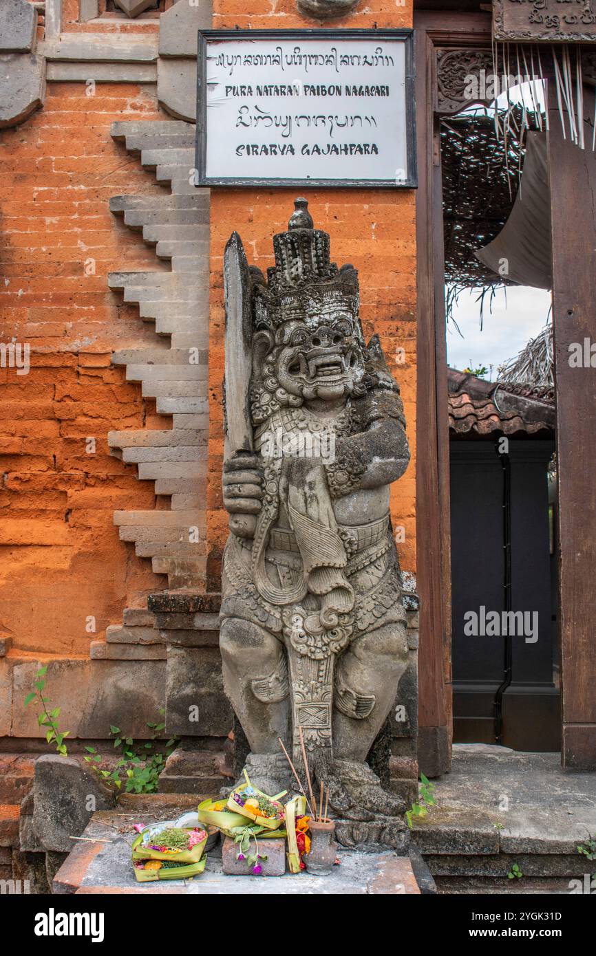 Tropischer Garten oder Park auf einer Insel. Große Statuen des hinduistischen Glaubens und zur Dekoration eines Innenraums. Bali, Indonesien Stockfoto Tropischer Garten oder Park auf einer Insel. Große Statuen des hinduistischen Glaubens und zur Dekoration eines Innenraums. Bali, Indonesien Stockfoto