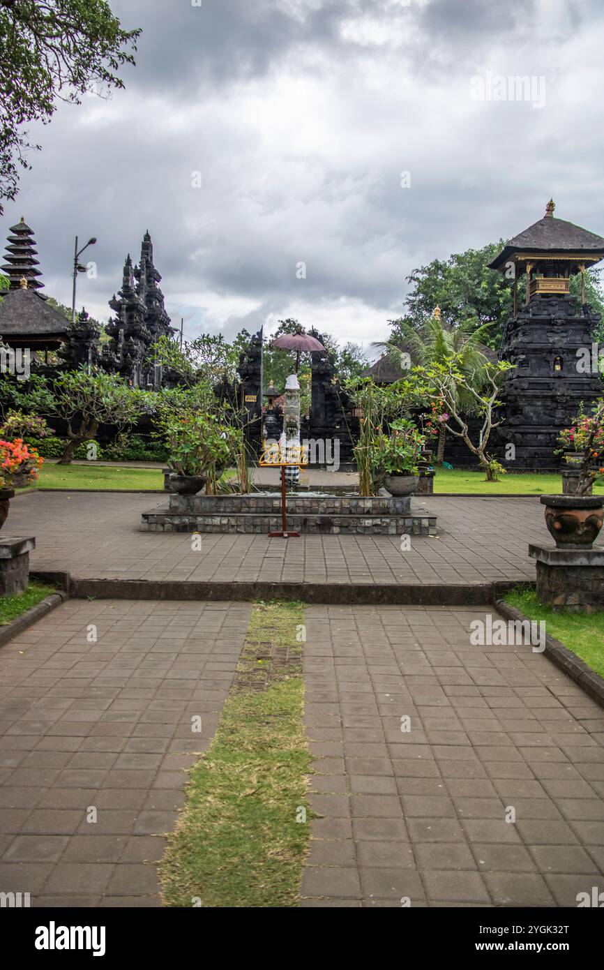 Tempelkomplex des hinduistischen Glaubens. Lavastein Tempel vor einer heiligen Fledermaushöhle des Goa Lawah Tempels, Bali, Indonesien Stockfoto Tempelkomplex des hinduistischen Glaubens. Lavastein Tempel vor einer heiligen Fledermaushöhle des Goa Lawah Tempels, Bali, Indonesien Stockfoto