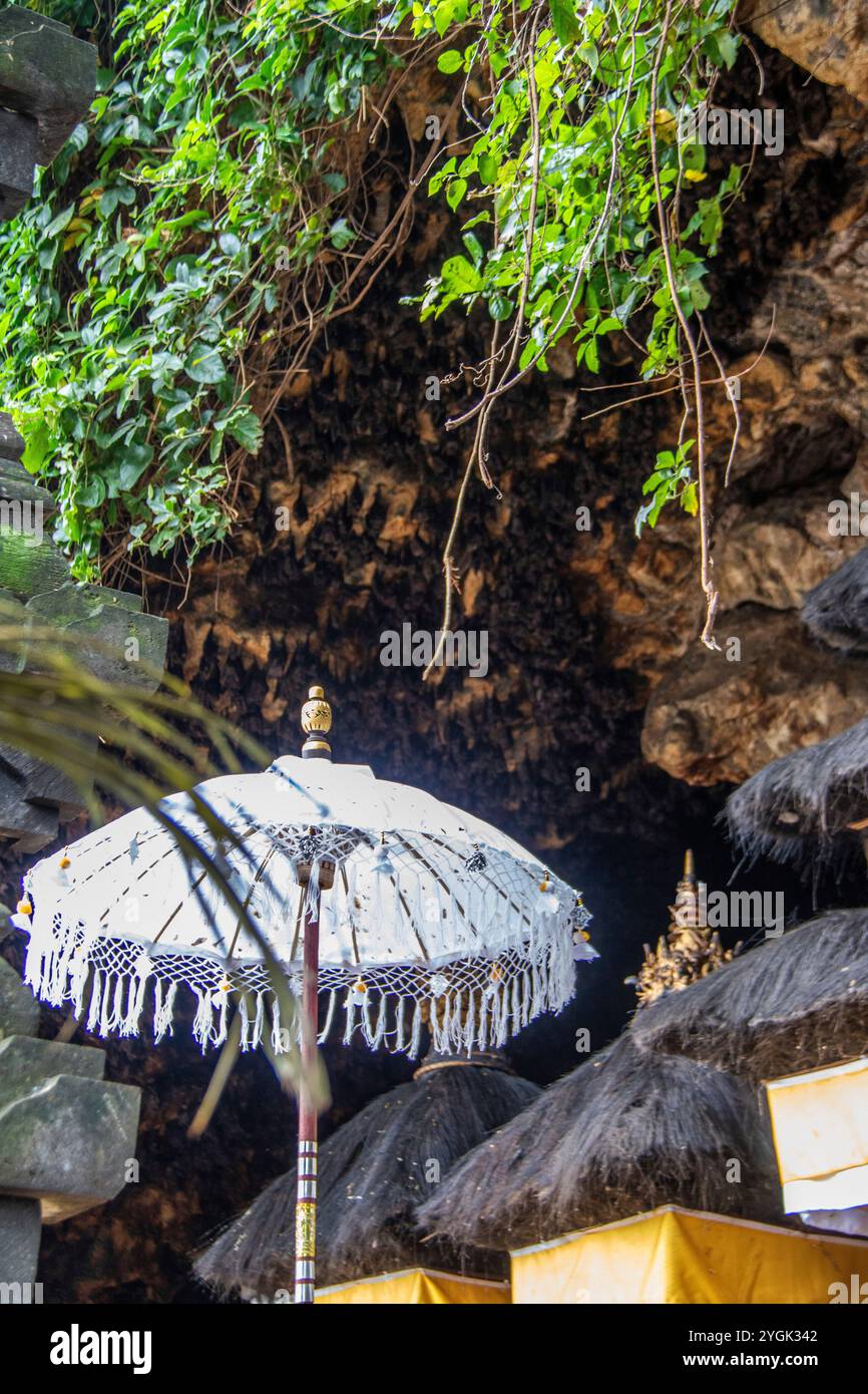 Tempelkomplex des hinduistischen Glaubens. Lavastein Tempel vor einer heiligen Fledermaushöhle des Goa Lawah Tempels, Bali, Indonesien Stockfoto Tempelkomplex des hinduistischen Glaubens. Lavastein Tempel vor einer heiligen Fledermaushöhle des Goa Lawah Tempels, Bali, Indonesien Stockfoto