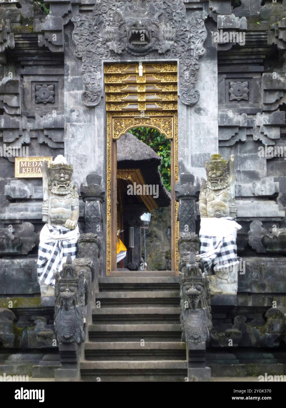 Tempelkomplex des hinduistischen Glaubens. Lavastein Tempel vor einer heiligen Fledermaushöhle des Goa Lawah Tempels, Bali, Indonesien Stockfoto Tempelkomplex des hinduistischen Glaubens. Lavastein Tempel vor einer heiligen Fledermaushöhle des Goa Lawah Tempels, Bali, Indonesien Stockfoto