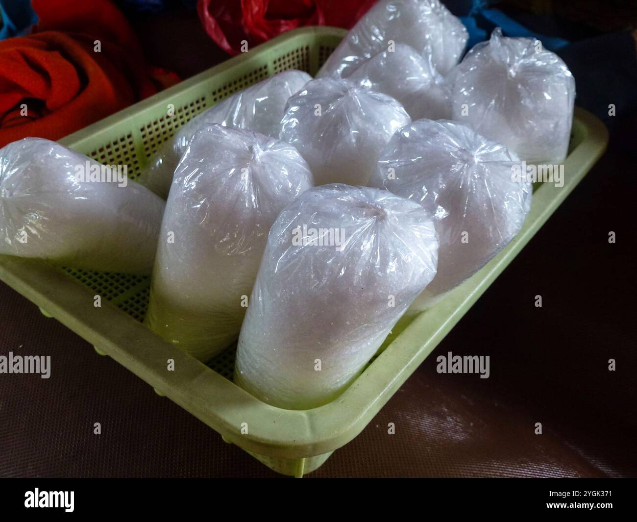 Traditioneller Salzanbau, Bergbau durch die berühmten Salzbauern. Meerwassersalzproduktion durch Verdunstung in Bali Indonesien Stockfoto