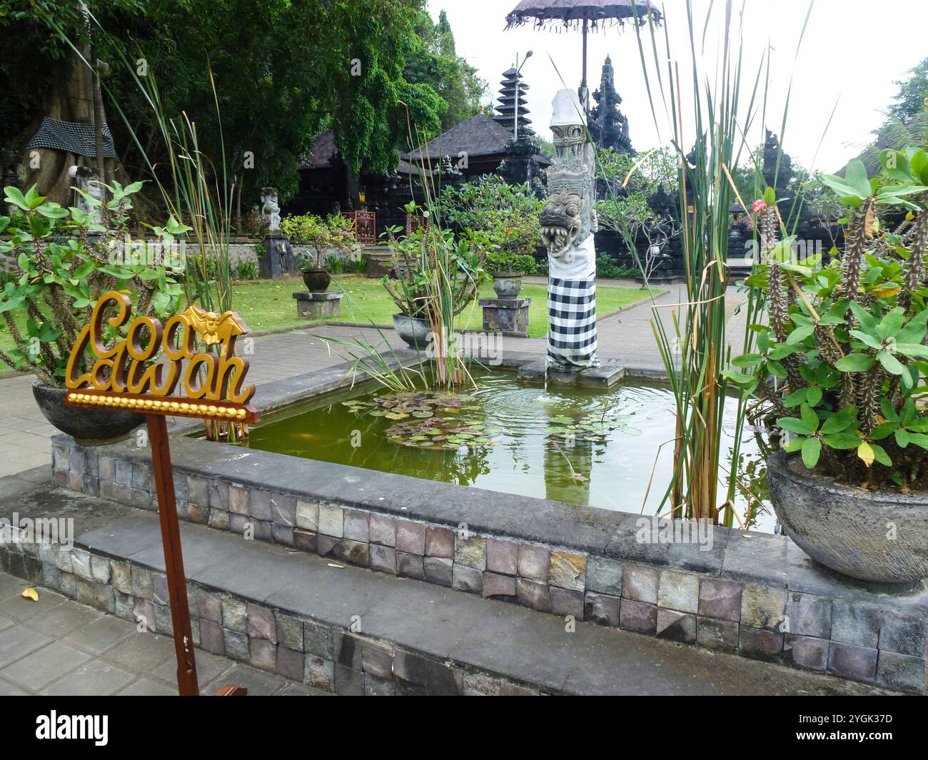 Tempelkomplex des hinduistischen Glaubens. Lavastein Tempel vor einer heiligen Fledermaushöhle des Goa Lawah Tempels, Bali, Indonesien Stockfoto Tempelkomplex des hinduistischen Glaubens. Lavastein Tempel vor einer heiligen Fledermaushöhle des Goa Lawah Tempels, Bali, Indonesien Stockfoto