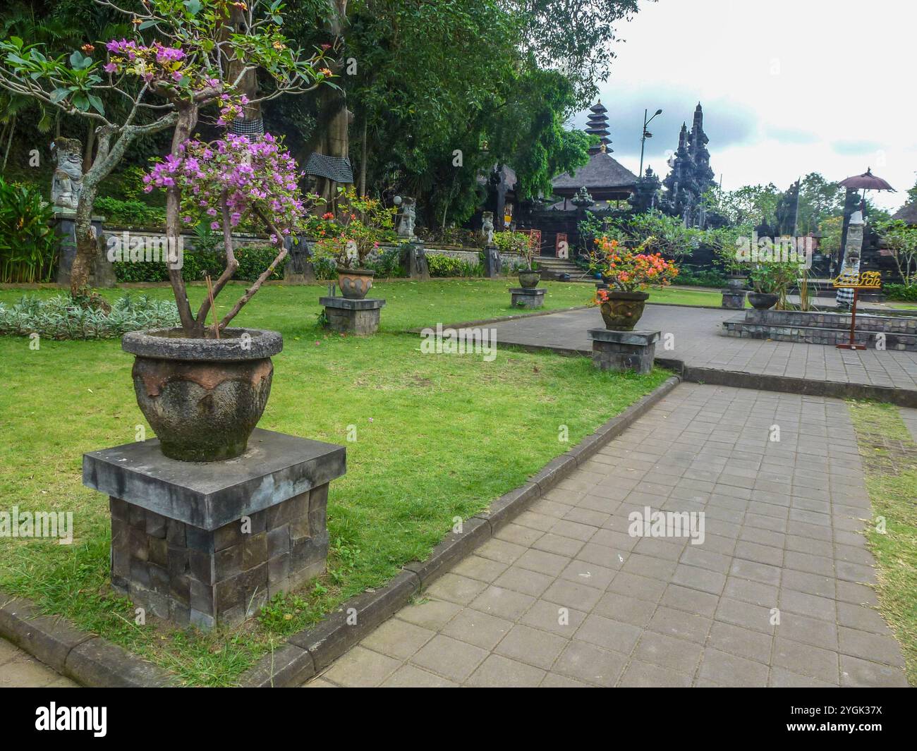 Tempelkomplex des hinduistischen Glaubens. Lavastein Tempel vor einer heiligen Fledermaushöhle des Goa Lawah Tempels, Bali, Indonesien Stockfoto Tempelkomplex des hinduistischen Glaubens. Lavastein Tempel vor einer heiligen Fledermaushöhle des Goa Lawah Tempels, Bali, Indonesien Stockfoto