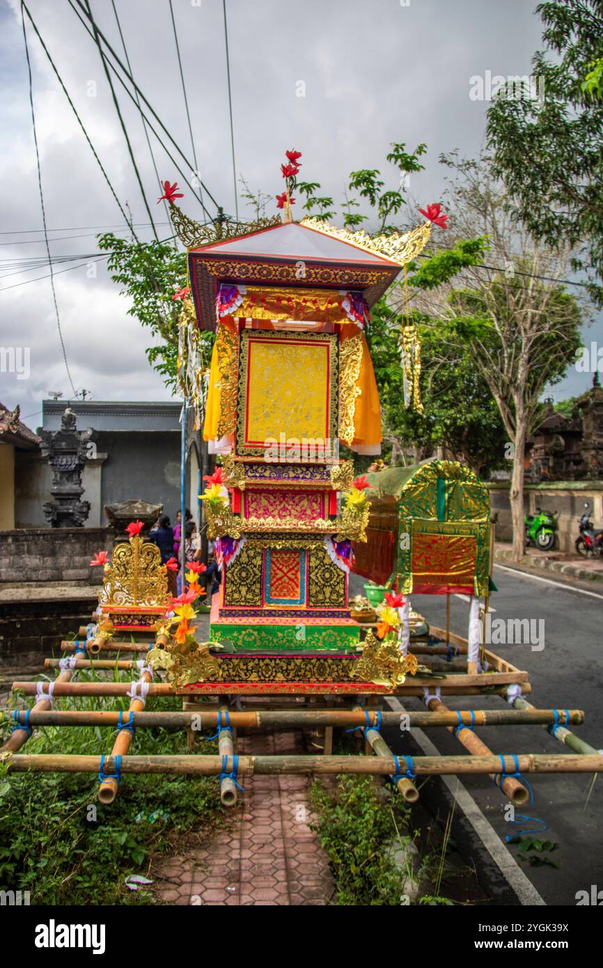 Traditioneller farbenfroher Schrein des hinduistischen Glaubens. Es wird für die Einäscherung in einer Todeszeremonie verwendet. Bali, Indonesien Stockfoto Traditioneller farbenfroher Schrein des hinduistischen Glaubens. Es wird für die Einäscherung in einer Todeszeremonie verwendet. Bali, Indonesien Stockfoto