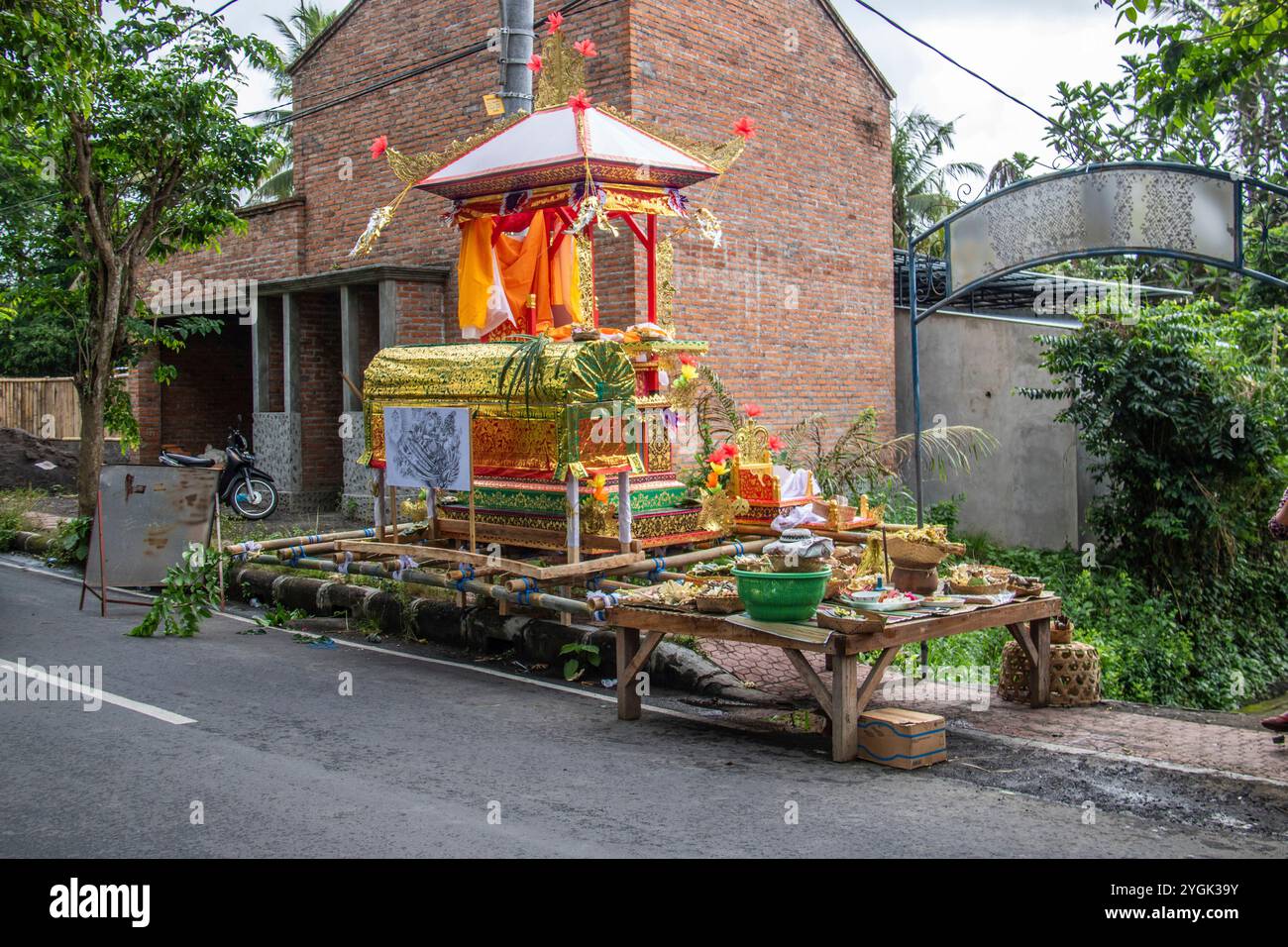 Traditioneller farbenfroher Schrein des hinduistischen Glaubens. Es wird für die Einäscherung in einer Beerdigungszeremonie verwendet. Bali, Indonesien Stockfoto Traditioneller farbenfroher Schrein des hinduistischen Glaubens. Es wird für die Einäscherung in einer Beerdigungszeremonie verwendet. Bali, Indonesien Stockfoto