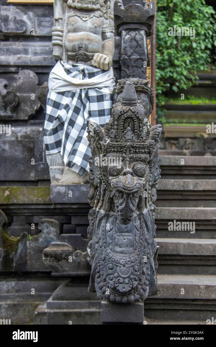 Tempelkomplex des hinduistischen Glaubens. Lavastein Tempel vor einer heiligen Fledermaushöhle des Goa Lawah Tempels, Bali, Indonesien Stockfoto Tempelkomplex des hinduistischen Glaubens. Lavastein Tempel vor einer heiligen Fledermaushöhle des Goa Lawah Tempels, Bali, Indonesien Stockfoto