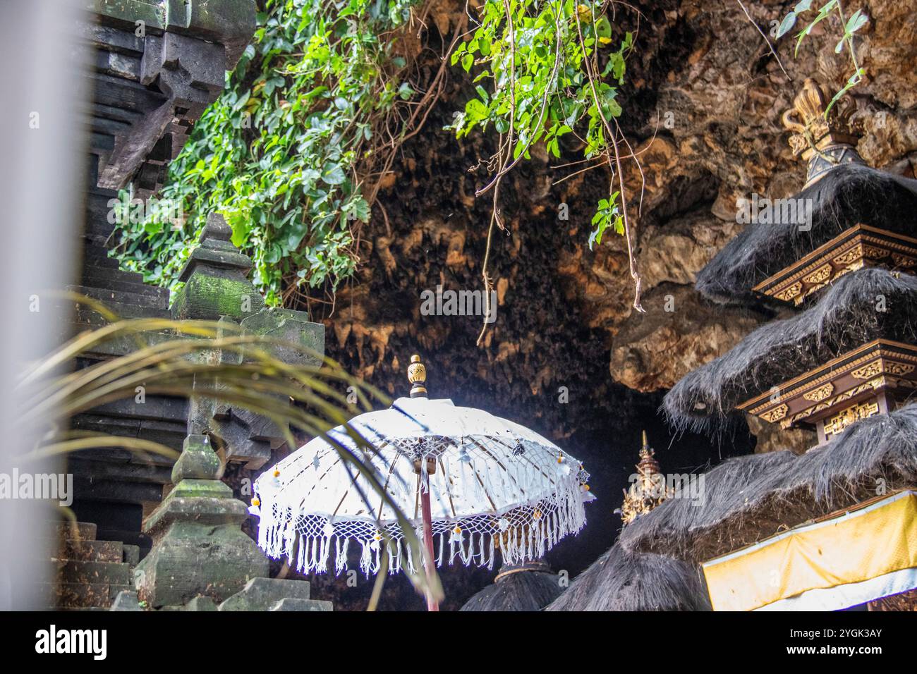 Tempelkomplex des hinduistischen Glaubens. Lavastein Tempel vor einer heiligen Fledermaushöhle des Goa Lawah Tempels, Bali, Indonesien Stockfoto Tempelkomplex des hinduistischen Glaubens. Lavastein Tempel vor einer heiligen Fledermaushöhle des Goa Lawah Tempels, Bali, Indonesien Stockfoto