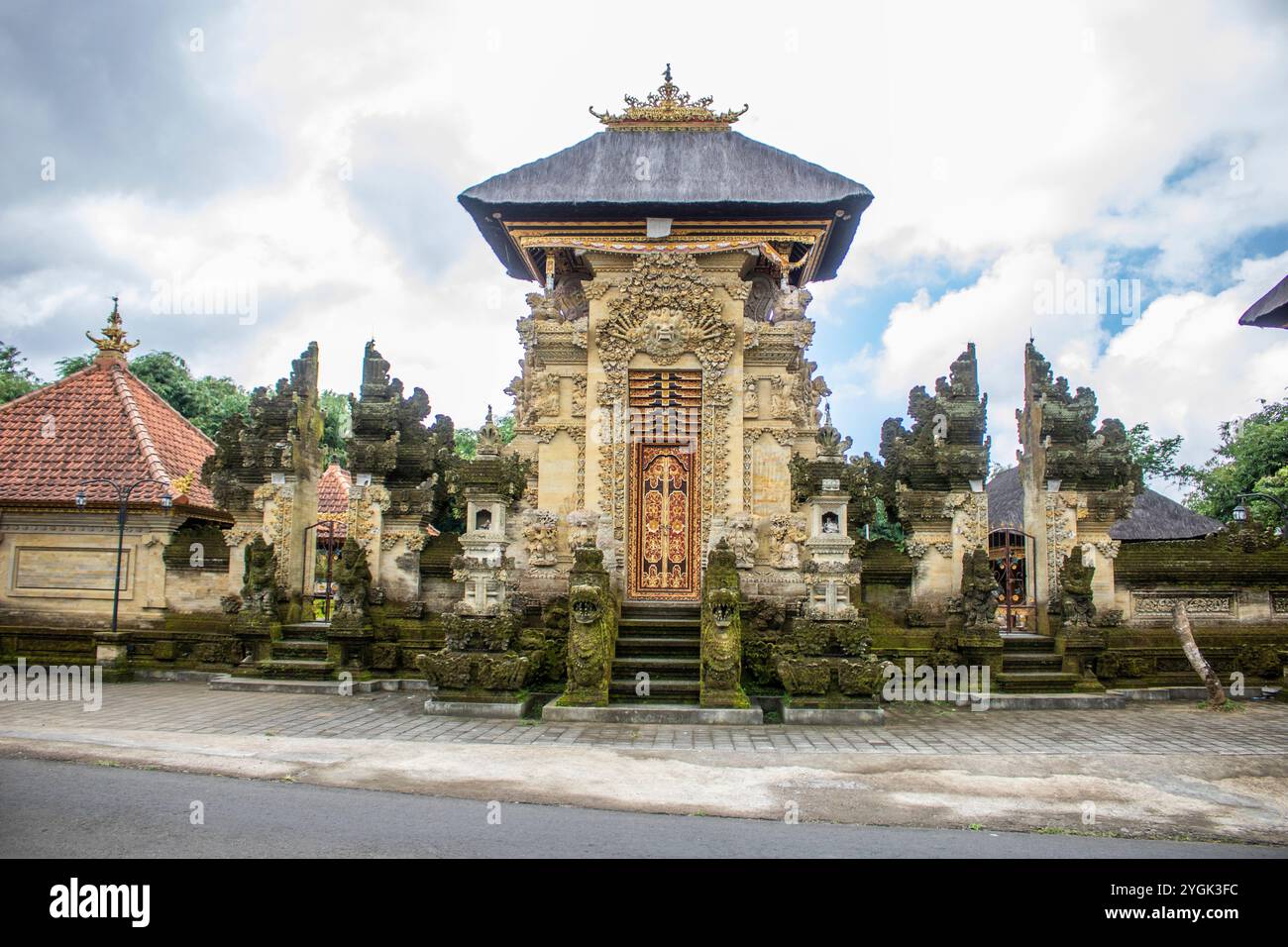 Wunderschöner klassischer Tempel, wie man ihn in jedem Dorf findet. Hinduglaub auf der Urlaubsinsel Bali, Indonesien Stockfoto Wunderschöner klassischer Tempel, wie man ihn in jedem Dorf findet. Hinduglaub auf der Urlaubsinsel Bali, Indonesien Stockfoto