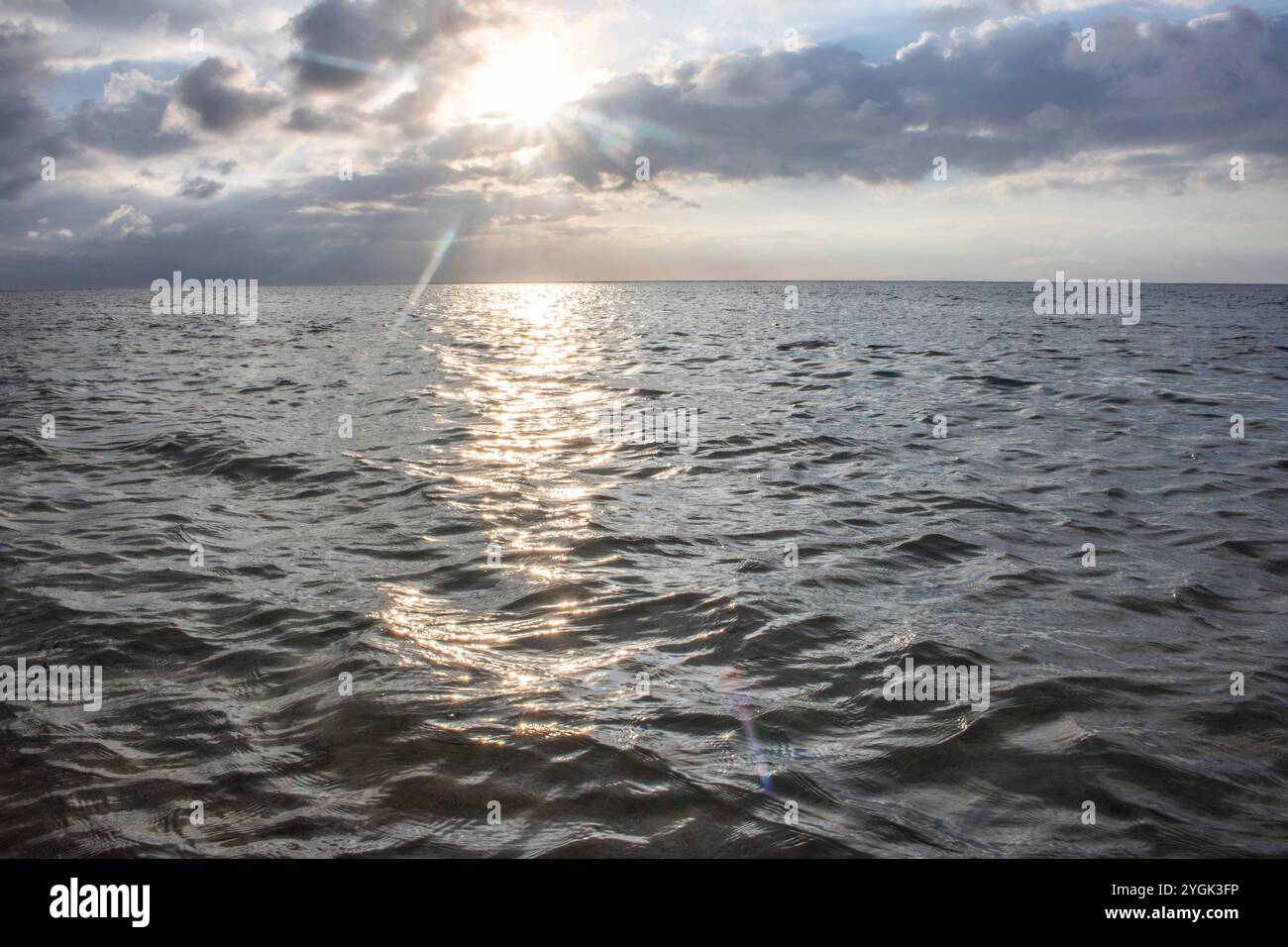 Blick auf das Meer, Landschaft mit Blick auf den Horizont, wo die Sonne aufgeht. Traumhafte Landschaft am Sandstrand von Sanur, Bali, Indonesien Stockfoto