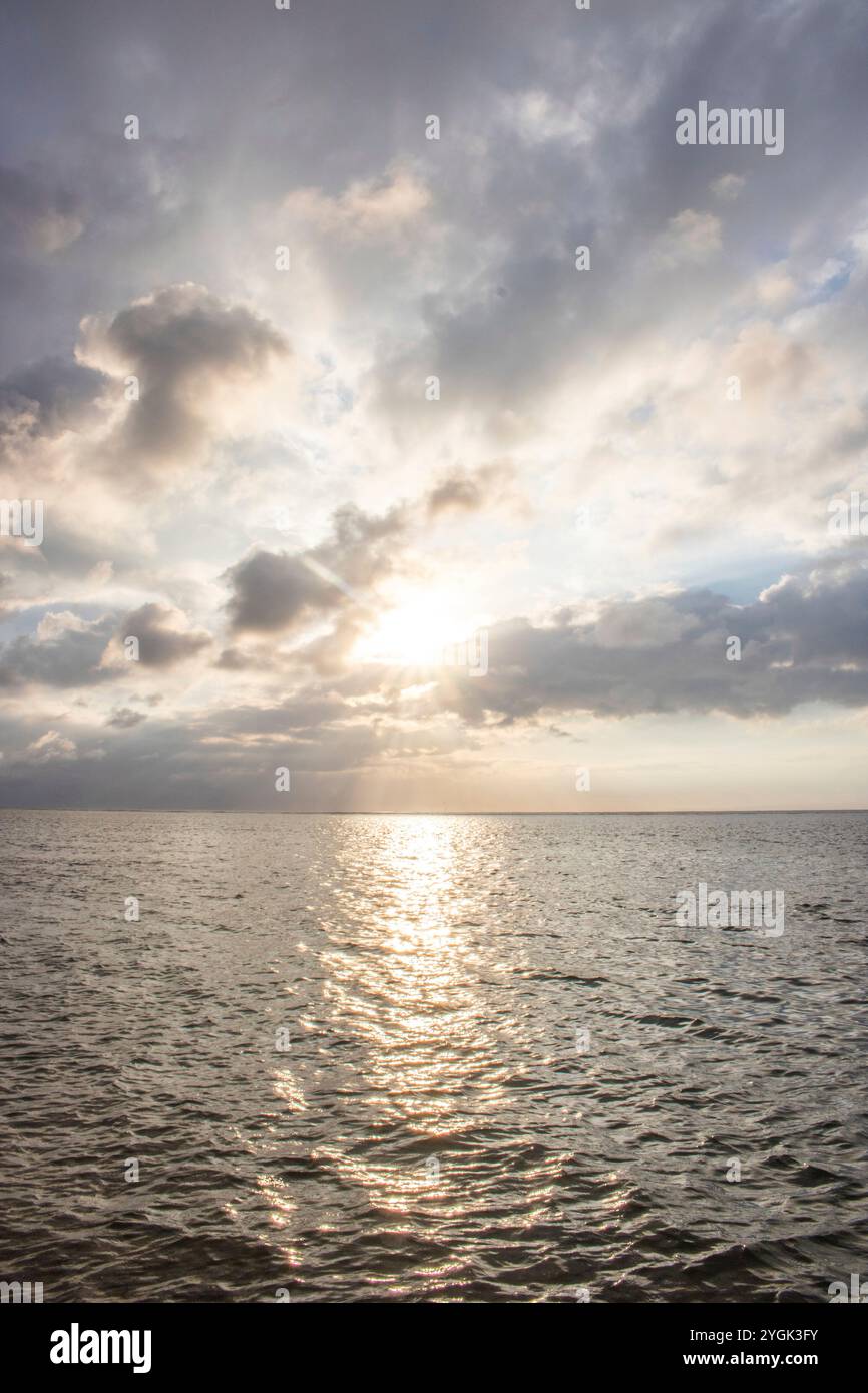 Blick auf das Meer, Landschaft mit Blick auf den Horizont, wo die Sonne aufgeht. Traumhafte Landschaft am Sandstrand von Sanur, Bali, Indonesien Stockfoto