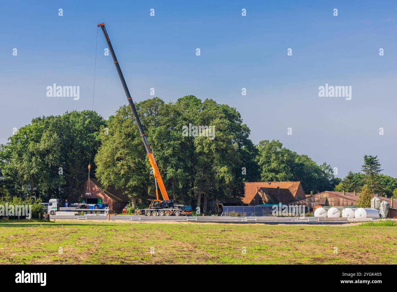 Bauanlage auf einer Baustelle, die die Basis für einen neuen Stallblock in einem ländlichen Feld bildet Stockfoto