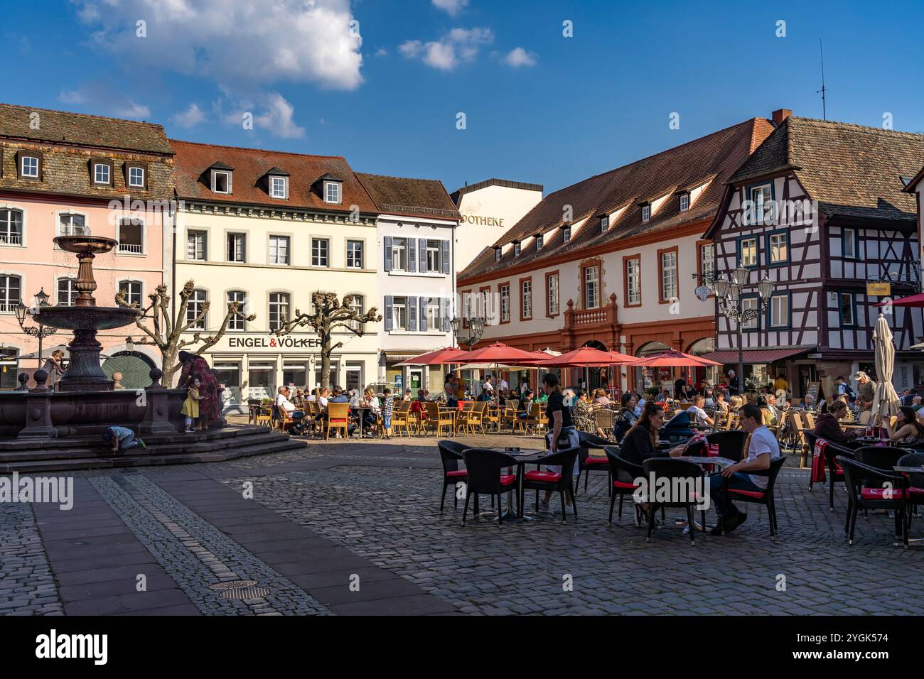 Gastronomie auf dem Marktplatz in Neustadt an der Weinstraße, Rheinland-Pfalz, Deutschland Stockfoto