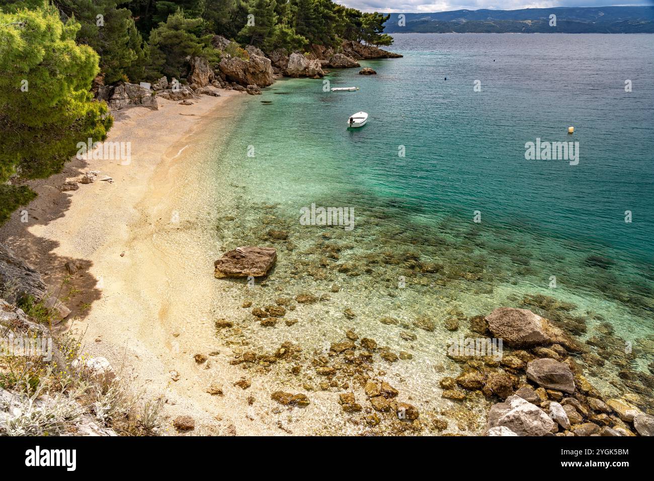 Der Strand Velika Plaza in Omis, Kroatien, Europa Stockfoto