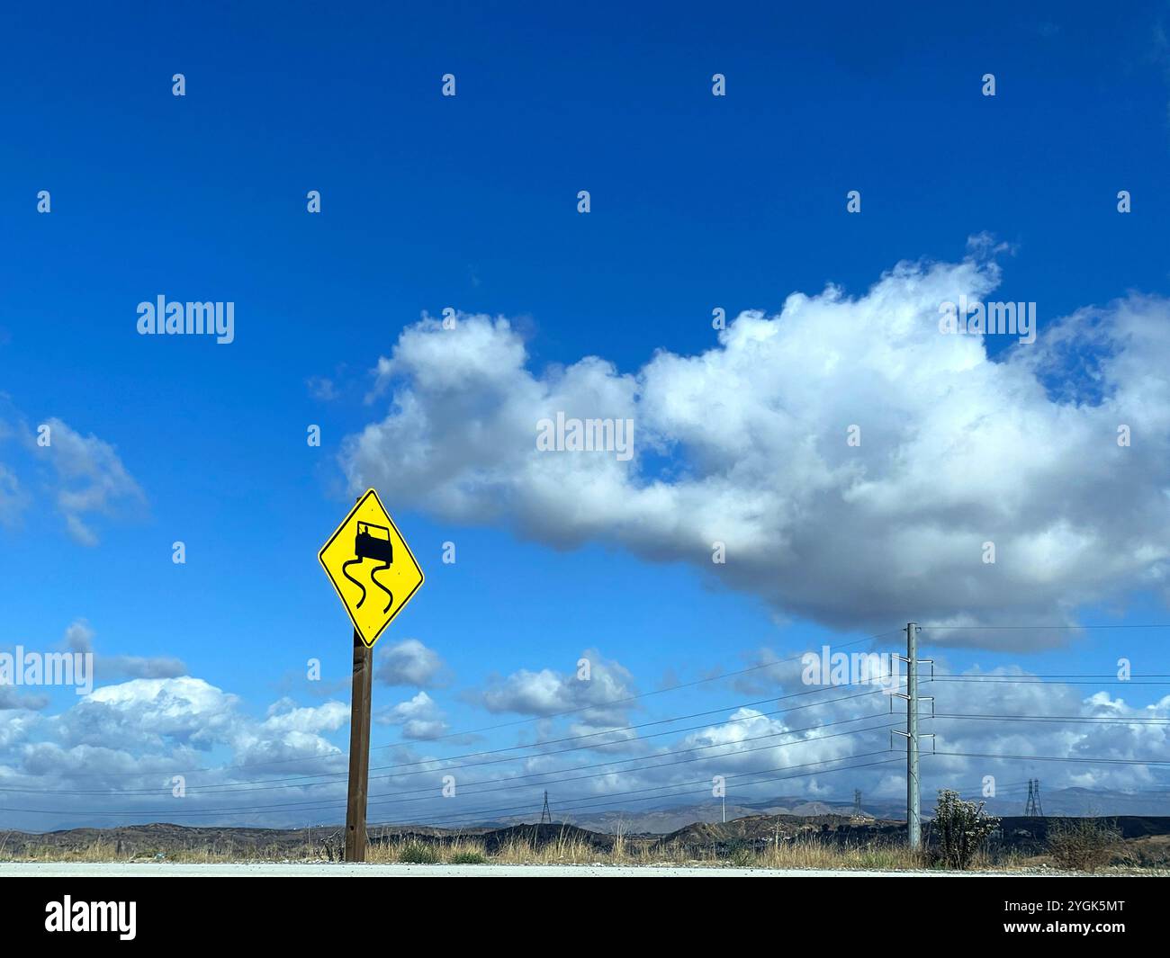 Reise, Transport, Straße, Schild, Schilder, Straßen, rutschig, Himmel, blau, weiß, Blähungen, Wolken, Roadtrip, Kalifornien, USA Stockfoto