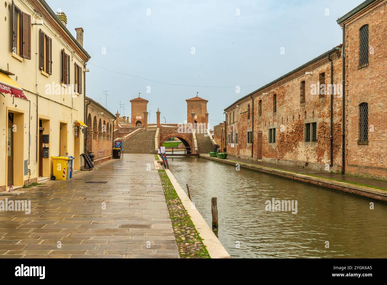 Comacchio, Ferrara – IT – 16. Oktober 2024 dieser Kanal in Comacchio führt zur berühmten Trepponti-Brücke, einem historischen Wahrzeichen mit fünf Treppen und einem Bogen Stockfoto