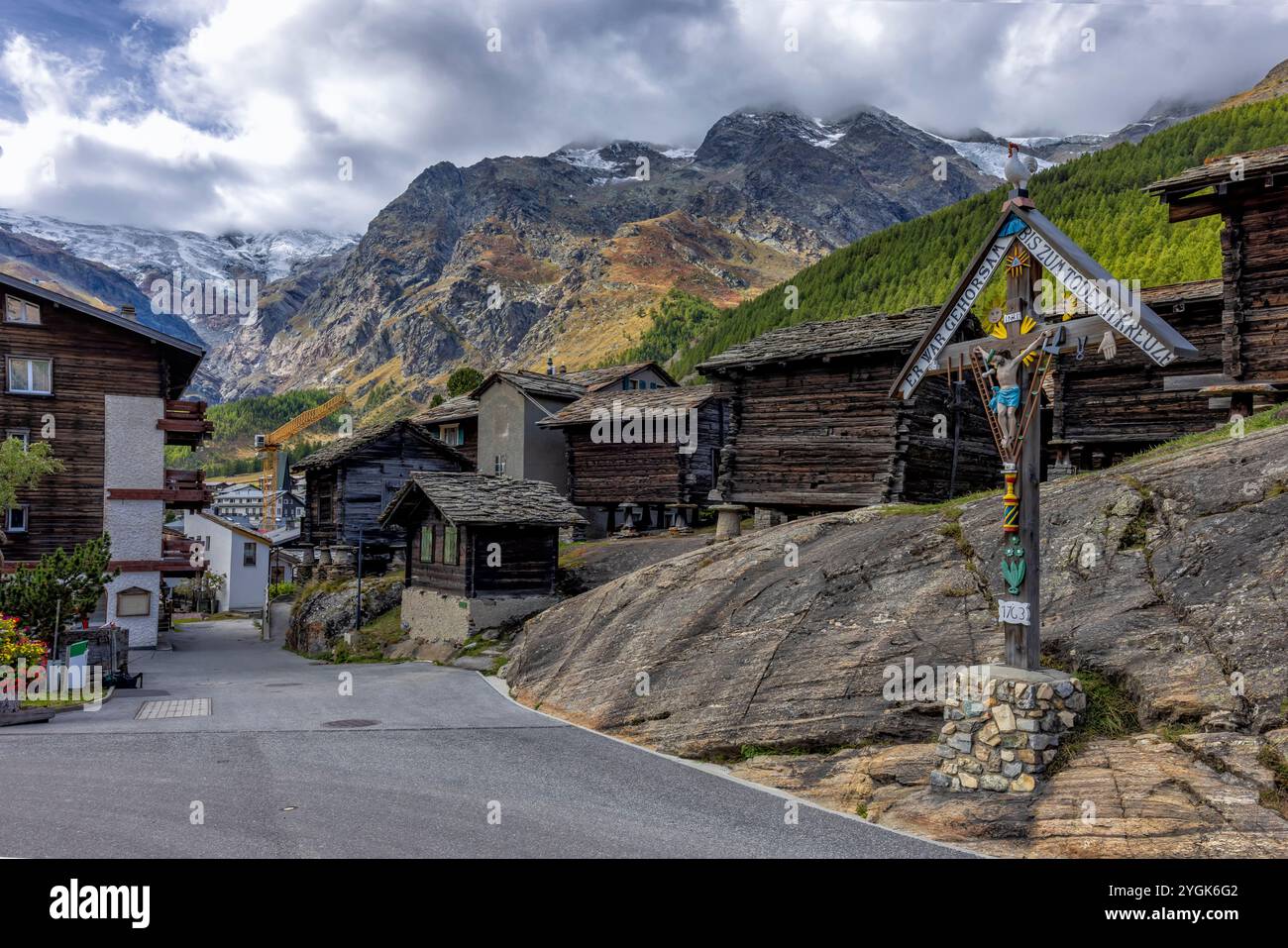 Traditionelle Holzhäuser an einer schrägen Straße in SaaS-Fee, Schweiz Stockfoto