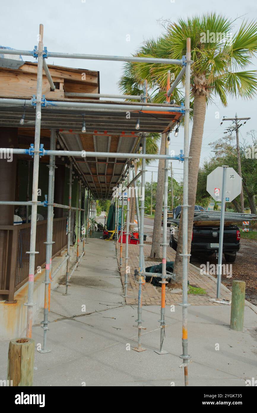 Nur Für Redaktionelle Verwendung, 7. November 2024. Gulfport, FL, USA. Auf dem Shore Blvd S Street mit Blick auf das Gerüst an der Seite des Gebäudes in der Nähe des Gulfport Casino Building Stockfoto