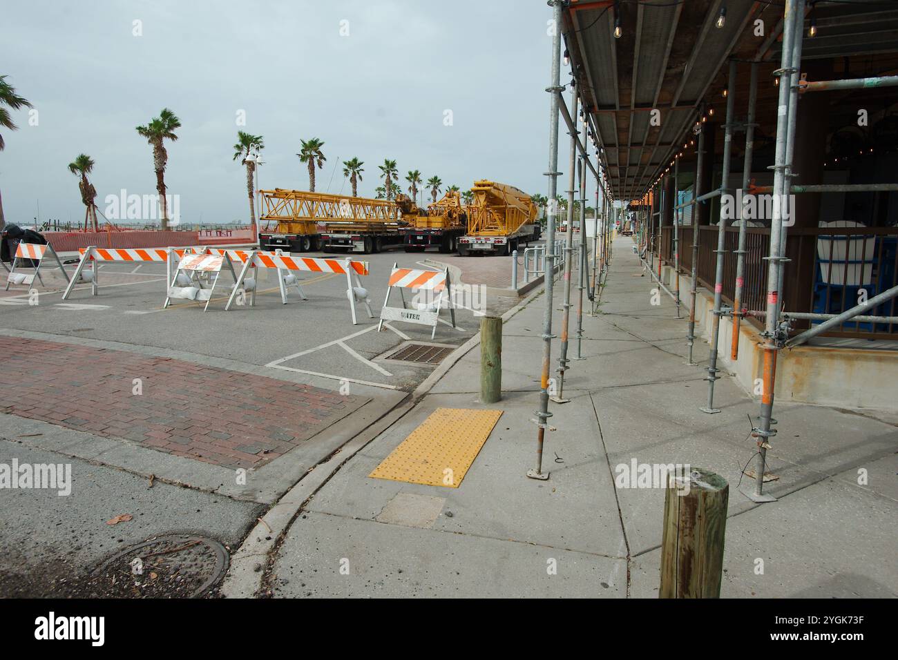 Nur Für Redaktionelle Verwendung, 7. November 2024. Gulfport, FL, USA. Auf dem Shore Blvd S Street sehen Sie das Gerüst an der Seite des Gebäudes und gelbe Kranstücke von allen Stockfoto