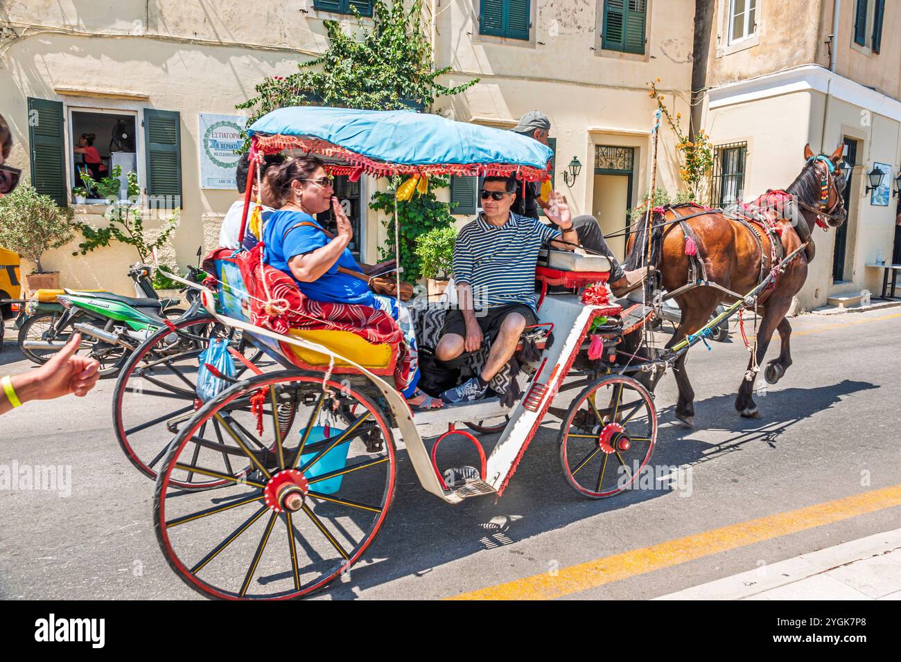 Korfu Griechenland, Altstadt Kerkyra Palaio Poli, Arseniou Straße, Mann Männer männlich, Frauen weiblich, Paar Familie, Pferdekutschenfahrt, griechisches Europa EU, Visi Stockfoto