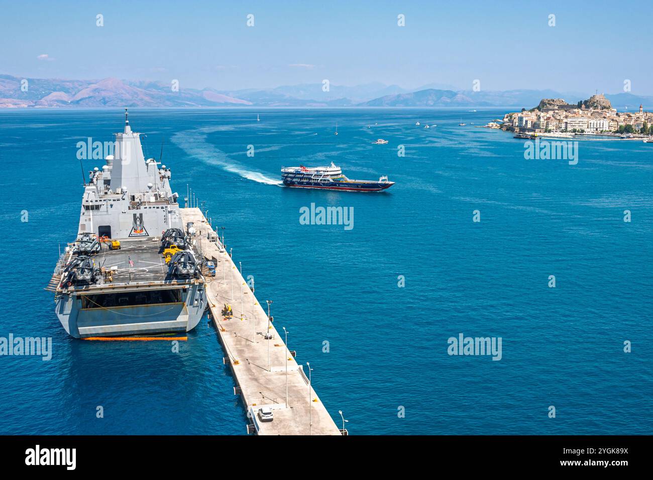 Korfu Griechenland, Mittelmeer Ionische Meerenge von Korfu Reiseroute, Port Korfu, USS Arlington, LPD-24 San Antonio-Klasse Amphibien Transport Dock Schiff, USA Stockfoto