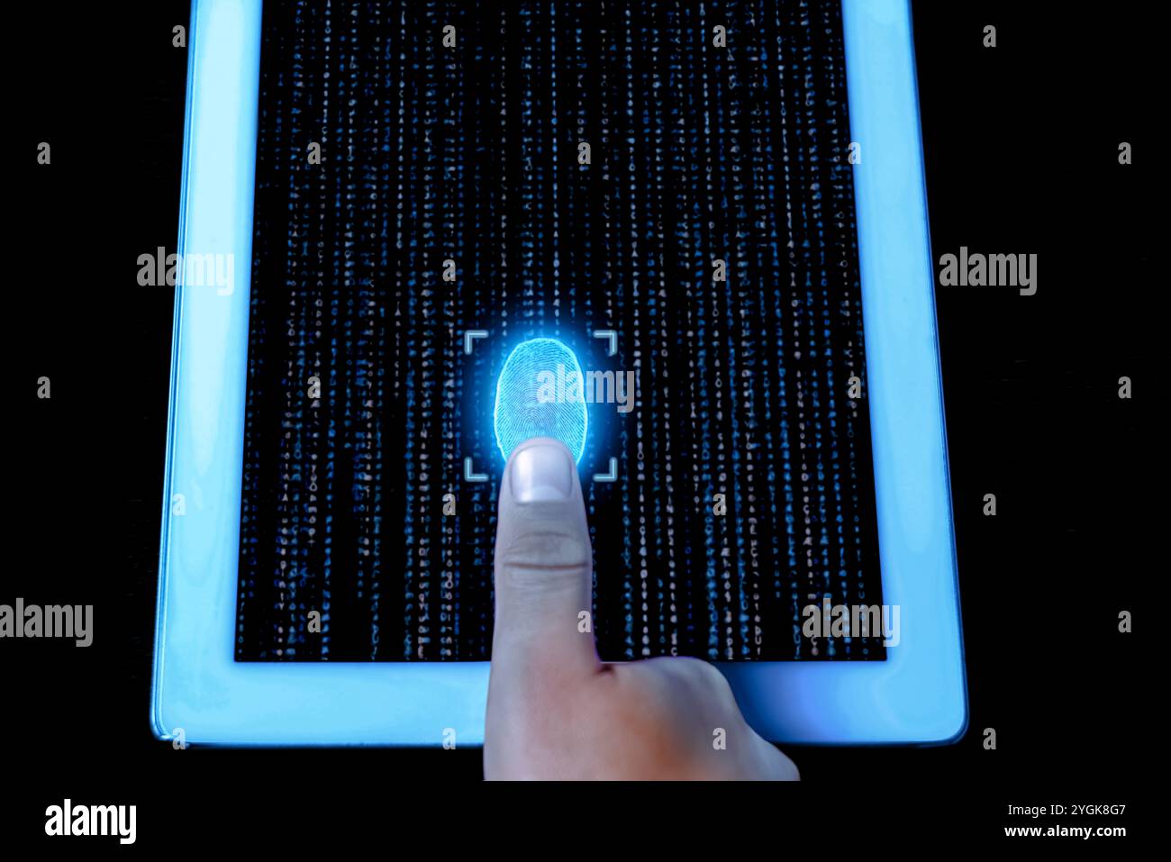 Mann, der Fingerabdruckscanner in Tablette benutzt, indem er es berührt, Nahaufnahme Stockfoto