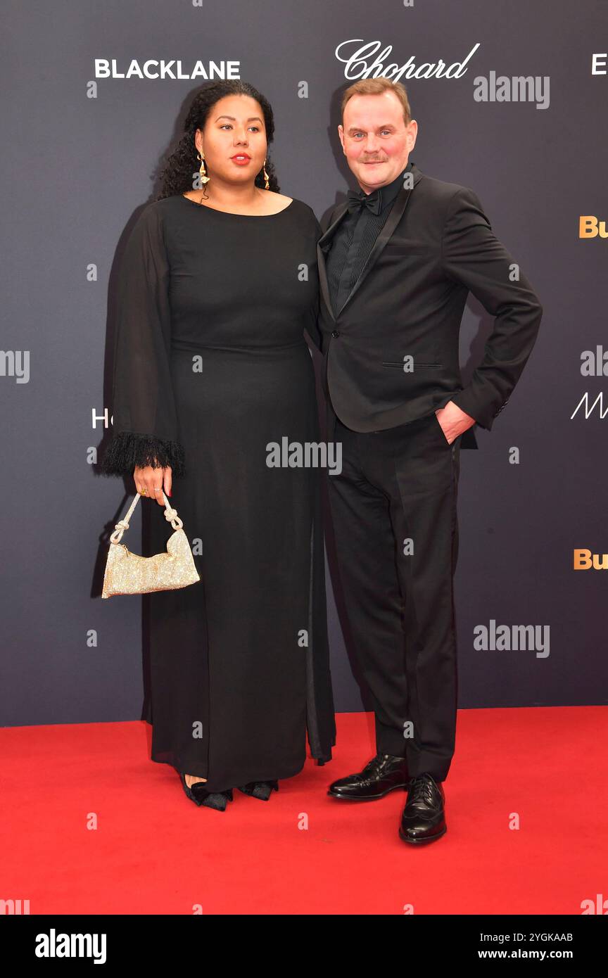 Devid Striesow mit Ehefrau Ines Ganzberger-Striesow bei der 76. Bambi-Verleihung 2024 in den Bavaria Filmstudios. München, 07.11.2024 Stockfoto