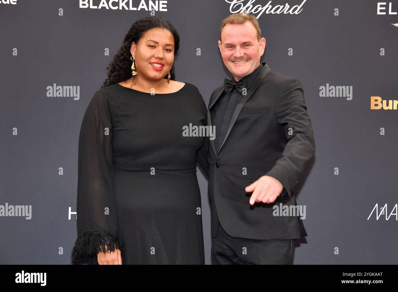 Devid Striesow mit Ehefrau Ines Ganzberger-Striesow bei der 76. Bambi-Verleihung 2024 in den Bavaria Filmstudios. München, 07.11.2024 Stockfoto