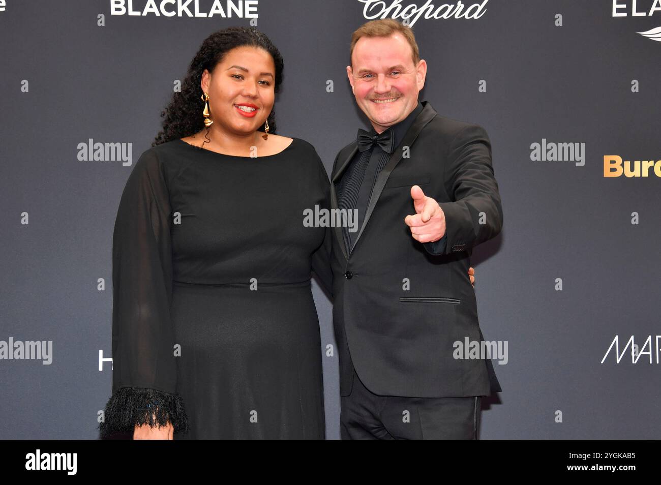 Devid Striesow mit Ehefrau Ines Ganzberger-Striesow bei der 76. Bambi-Verleihung 2024 in den Bavaria Filmstudios. München, 07.11.2024 Stockfoto