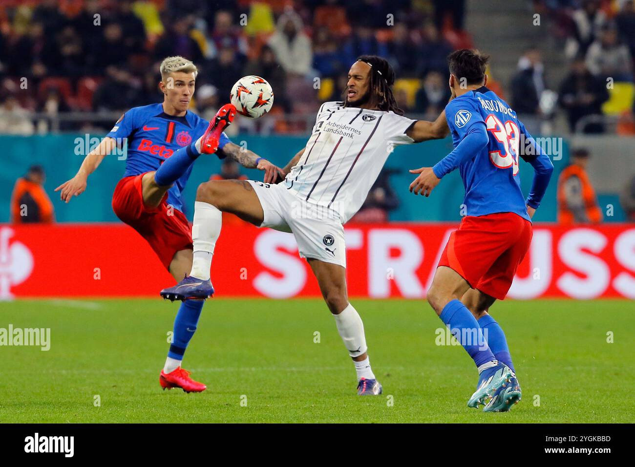 Bukarest, Rumänien. November 2024. Octavian Popescu (L) und Risto Radunovic (R) kämpfen mit Kevin Mbabu von Midtjylland während eines Spiels der UEFA Europa League zwischen FCSB und Midtjylland am 7. November 2024 in Bukarest, Rumänien. Quelle: Cristian Cristel/Xinhua/Alamy Live News Stockfoto