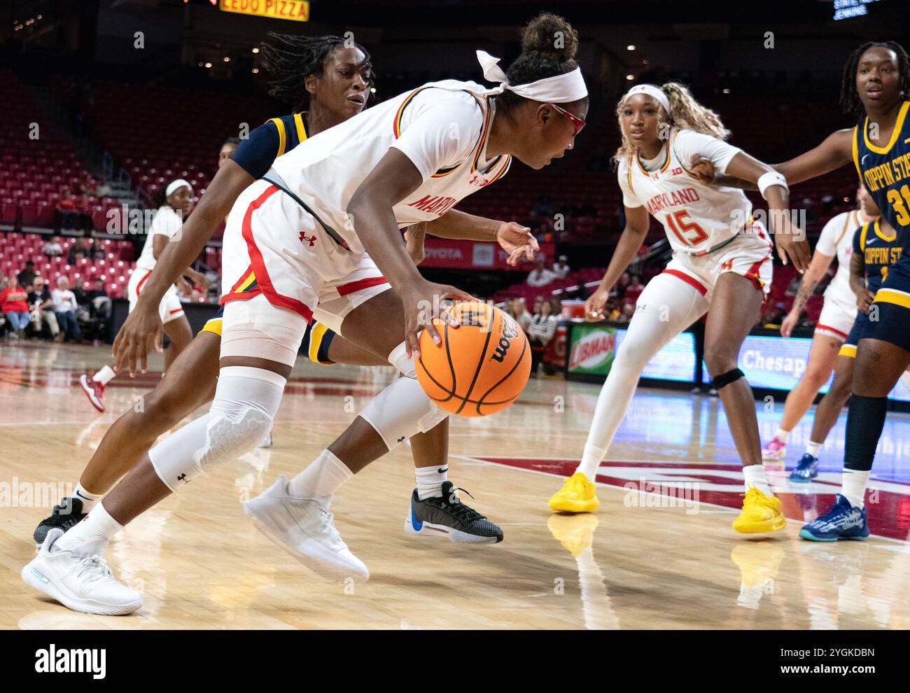 College Park, USA. November 2024. COLLEGE PARK, MD. - NOVEMBER 07: Die Maryland Terrapins-Wache Shyanne Sellers (0) dribbelt am 7. November 2024 im Xfinity Center im College Park an der Forward Arielle Vadrelle-Belinga (3) vorbei, während eines Basketballspiels zwischen den Coppin State Eagles und den Maryland Terrapins. Maryland. (Foto: Tony Quinn/SipaUSA) Credit: SIPA USA/Alamy Live News Stockfoto