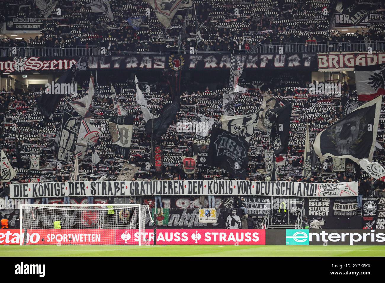 Frankfurt, Deutschland. November 2024. UEFA Europa League - Eintracht Frankfurt - SK Slavia Prag am 07.11.2024 im Deutsche Bank Park in Frankfurt die Fans von Eintracht Frankfurt in der Nordwestkurve mit einem Spruchband/Banner/Transparent für Christian Eckerlin Foto: Osnapix Credit: dpa/Alamy Live News Stockfoto