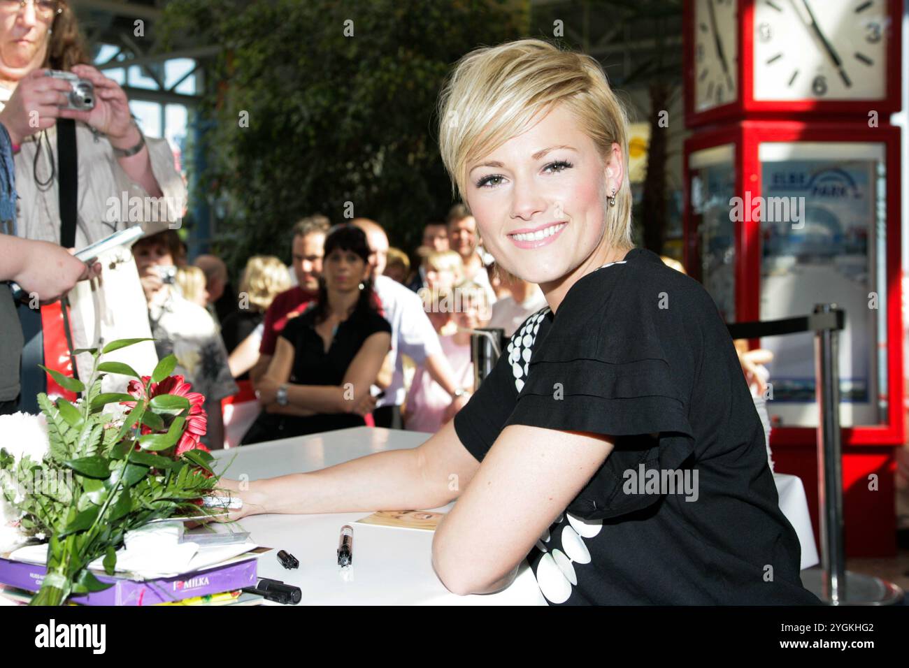 Saengerin Helene Fischer - Autogrammstunde im Elbepark Hermsdorf *** Sängerin Helene Fischer Autogrammstunde im Elbepark Hermsdorf Stockfoto