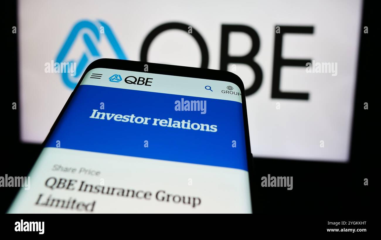 Deutschland. Juli 2024. In dieser Abbildung ist ein Mobiltelefon mit der Website (selektiver Fokus) des australischen Unternehmens QBE Insurance Group Limited vor dem Geschäftslogo zu sehen. (Credit Image: © Timon Schneider/SOPA Images via ZUMA Press Wire) NUR REDAKTIONELLE VERWENDUNG! Nicht für kommerzielle ZWECKE! Stockfoto