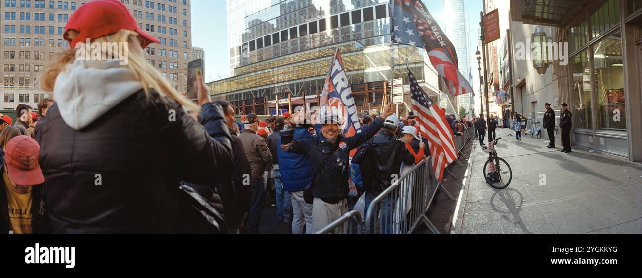 Ein asiatischer Mann in einer Menge von Trump-Anhängern freut sich, ein Foto zu machen, bevor die Kundgebung beginnt. Madison Square Garden in NYC, USA, 27. Oktober 2024. Stockfoto