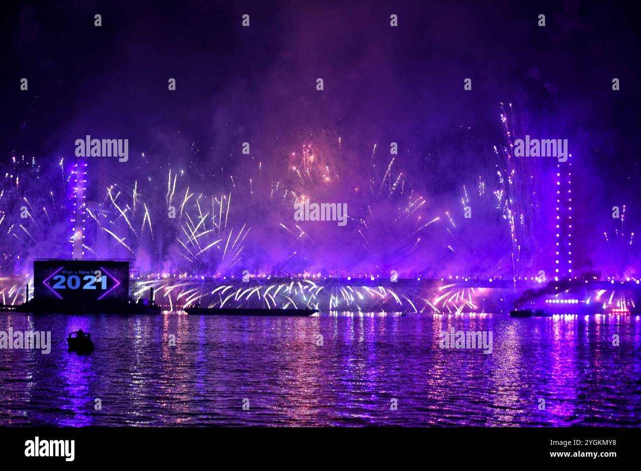 Kairo, Ägypten. 31. Dezember 2020. Ein Feuerwerk erleuchtet den Himmel über der Tahya Masr Bridge über dem Nil während der Silvesterfeier in Kairo. Die Tahya Masr-Rod El Farag Achsenbrücke ist eine Seilbrücke über den Nil in Kairo, die als die breiteste Hängebrücke der Welt gilt. Wie viele andere Länder musste Ägypten die Neujahrsfeiern aufgrund der anhaltenden Bedenken über die Ausbreitung der COVID-19-Pandemie drastisch einschränken Stockfoto