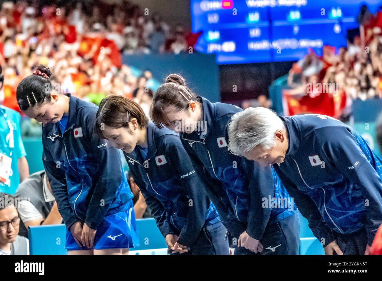 Tischtennis – Goldmedaillenspiel der Damenmannschaft. Team Japan, Silbermedaillengewinner L-R, Miwa Harimoto, Miu Hirano, Hina Hayata und Coach beim Olymp 2024 Stockfoto