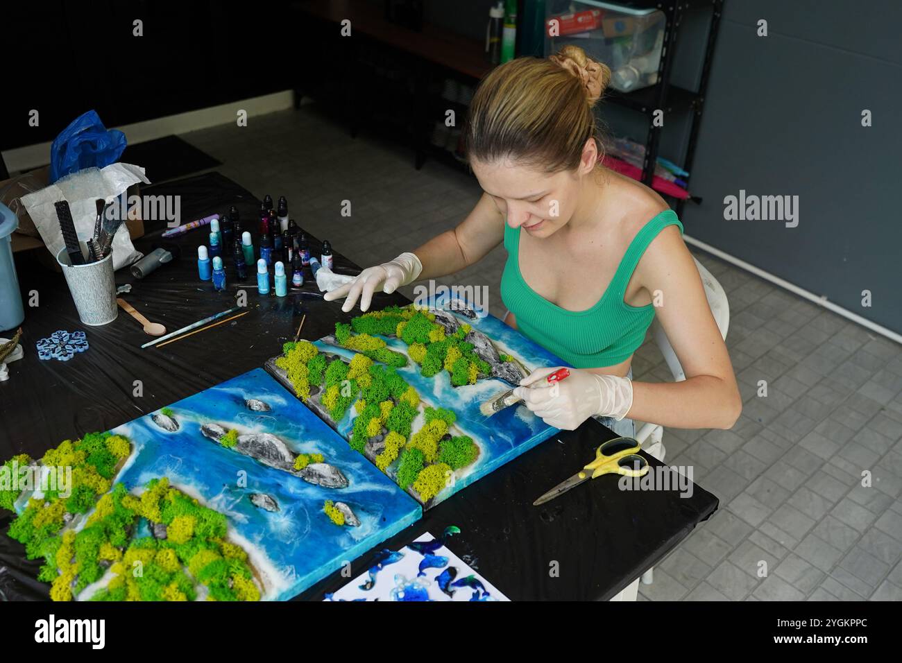 Der Prozess der Herstellung der Kunstdekoration aus Epoxidharz, Natursteinen und Moos Stockfoto