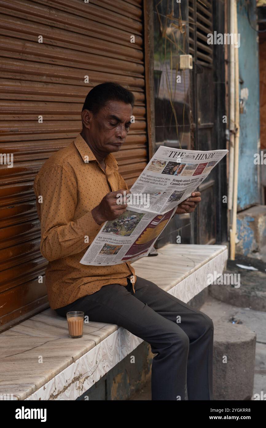 Mann, der Zeitung liest Stockfoto