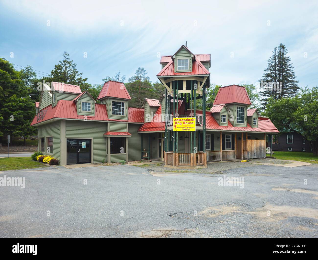 Old Forge, New York - 25. Juni 2024: Wide View of Adirondack Dog House Restaurant, ein Texas Style Hot Dogs, das sich durch sein gelbes Thema auszeichnet. Stockfoto