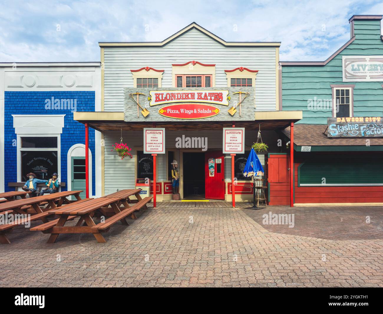 Old Forge, New York - 25. Juni 2024: Nahaufnahme des Klondike Kates Restaurants im Dawson City im Water Safari Park. Stockfoto