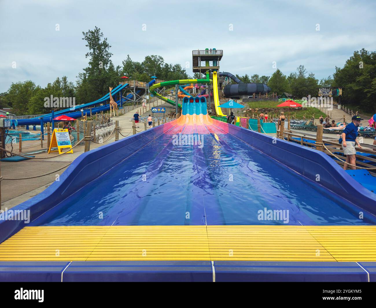 Old Forge, New York - 25. Juni 2024: Ultra-Weitblick auf die Serengeti Stampede Wasserrutsche im Water Safari Park. Stockfoto