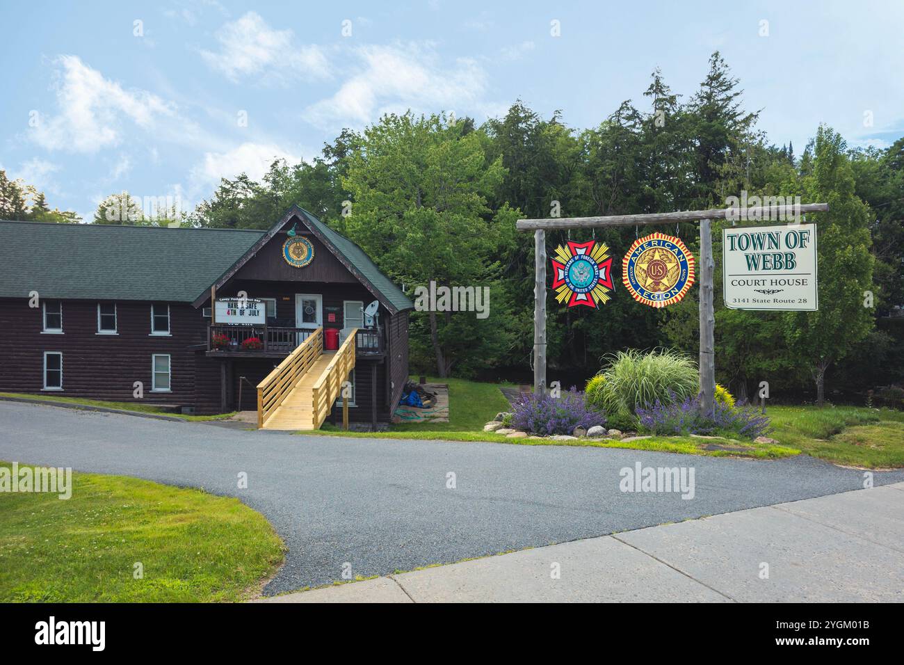 Old Forge, New York – 4. Juli 2024: Nahaufnahme des Town of Webb Court House im Herkimer County mit dem Logo der American Legion auf dem Gebäude. Stockfoto