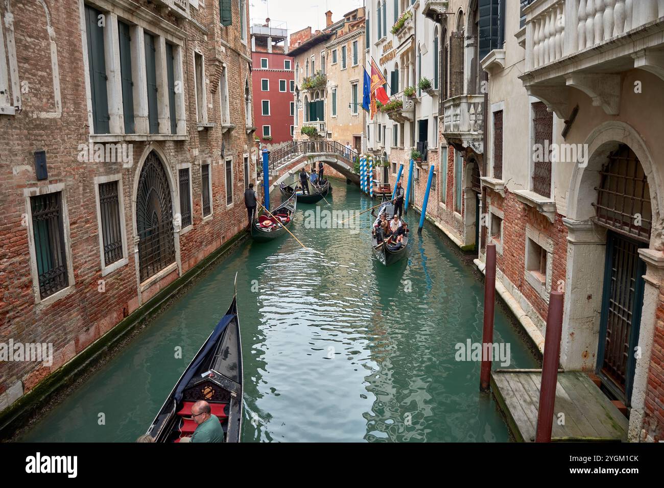 Venedig,Italien;Oktober,17,2024: Ein schmaler Kanal in Venedig, Italien, wo elegante Gondeln mühelos durch ruhiges Wasser gleiten. Stockfoto