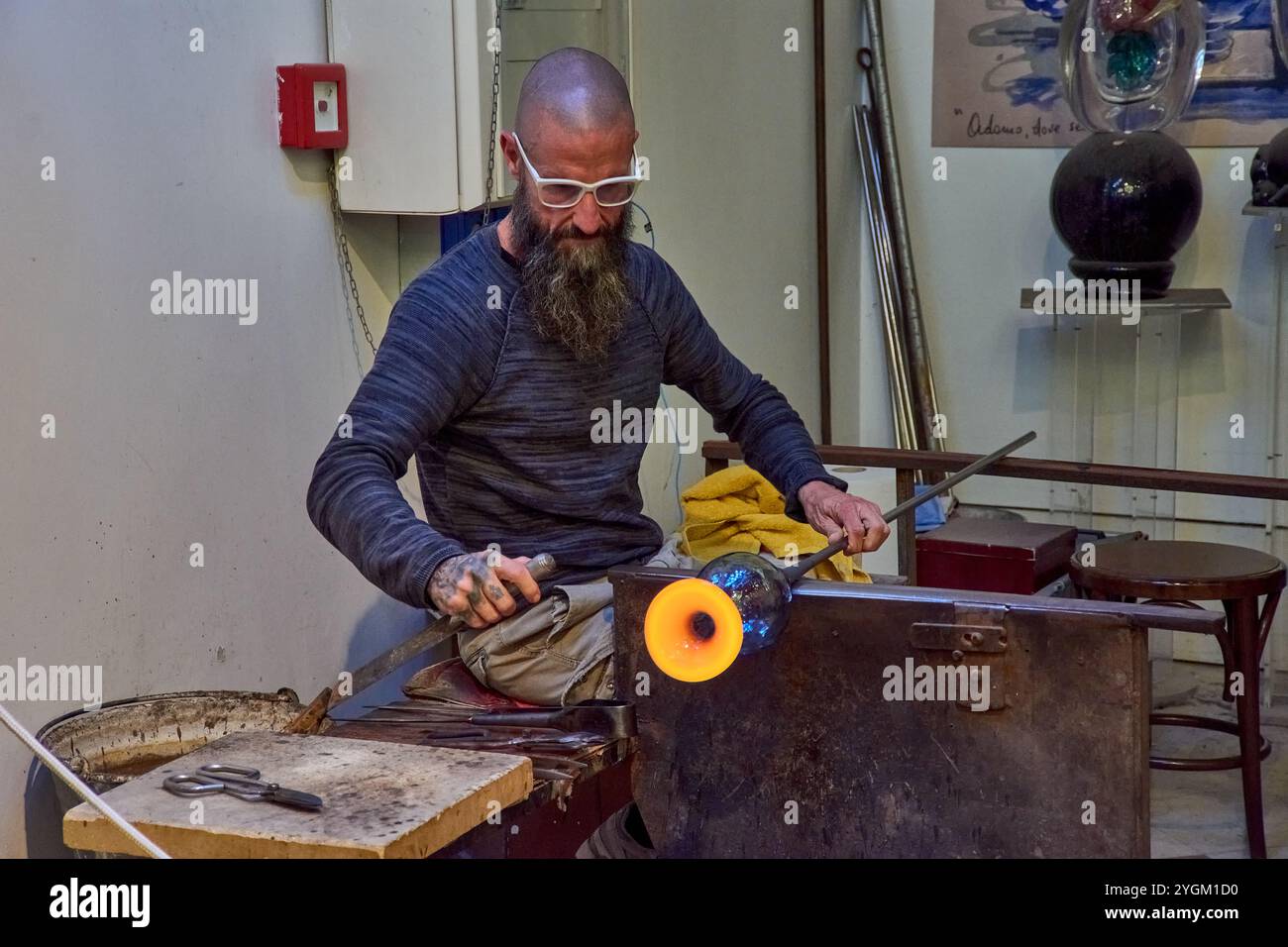 Venedig, Italien; 17. Oktober 2024: Ein schwieriger Prozess der Herstellung einer Murano-Glasfigur in einer historischen venezianischen Werkstatt. Stockfoto
