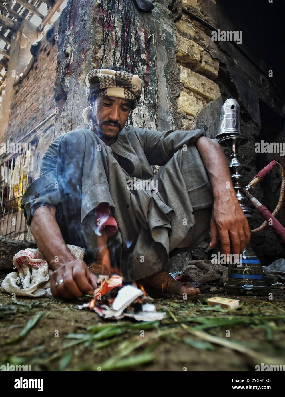 Kairo, Ägypten. August 2019. Die Einwohner Kairos kaufen Schafe und Ziegen auf dem Viehmarkt in Sayeda Zeinab in der ägyptischen Hauptstadt, um den Urlaub in Eid al-Adha vorzubereiten. Die Muslime in Kairo bereiten sich auf die dreitägige Feier von Eid al-Adha oder Opferfest vor, die einer der beiden wichtigsten islamischen Feiertage ist. Es erinnert an die Bereitschaft des Propheten Abrahams, seinen erstgeborenen Sohn Ismail als Akt der Unterwerfung unter Gott zu opfern, der schließlich ein Lamm zum Opfer brachte. Ein Viehtier wird geopfert, um das Ereignis zu feiern, wobei ein Teil des Tieres d ist Stockfoto