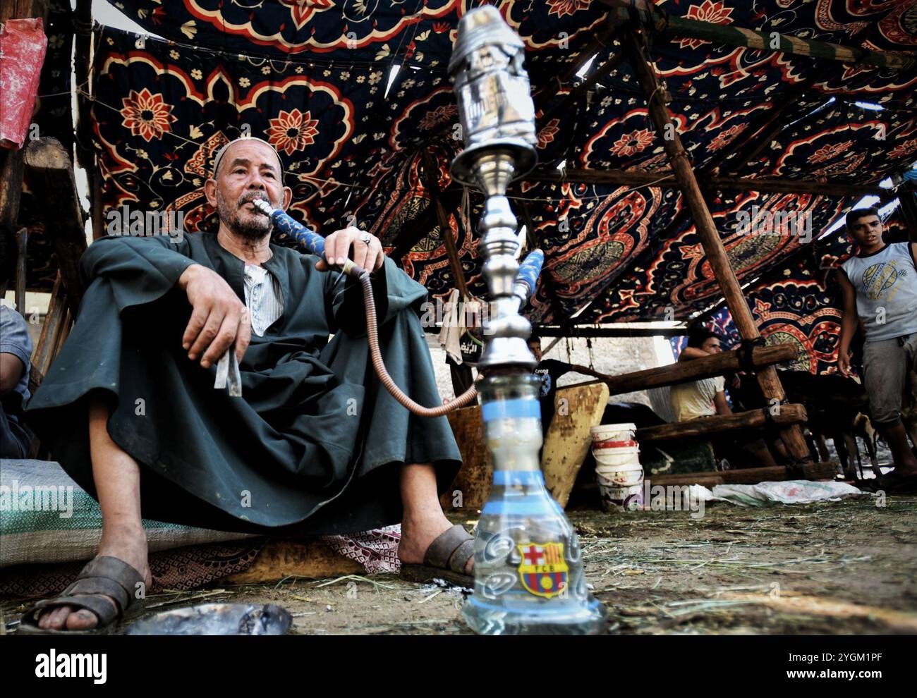 Kairo, Ägypten. August 2019. Die Einwohner Kairos kaufen Schafe und Ziegen auf dem Viehmarkt in Sayeda Zeinab in der ägyptischen Hauptstadt, um den Urlaub in Eid al-Adha vorzubereiten. Die Muslime in Kairo bereiten sich auf die dreitägige Feier von Eid al-Adha oder Opferfest vor, die einer der beiden wichtigsten islamischen Feiertage ist. Es erinnert an die Bereitschaft des Propheten Abrahams, seinen erstgeborenen Sohn Ismail als Akt der Unterwerfung unter Gott zu opfern, der schließlich ein Lamm zum Opfer brachte. Ein Viehtier wird geopfert, um das Ereignis zu feiern, wobei ein Teil des Tieres d ist Stockfoto